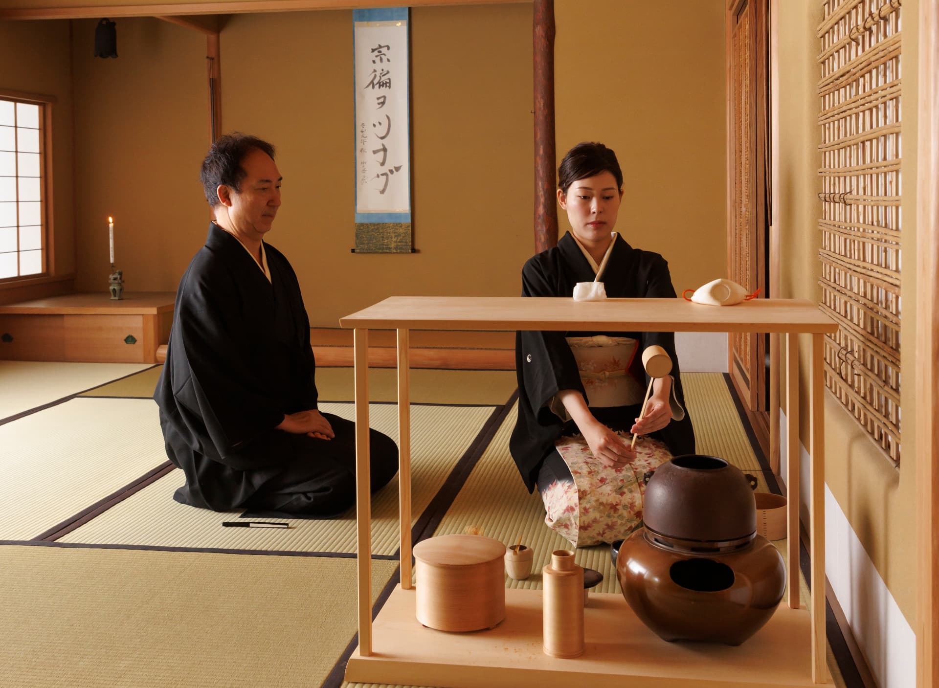 茶室で点前をする様子